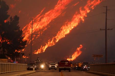 【米国】ロス郊外で新たな山火事　3万人超に避難命令